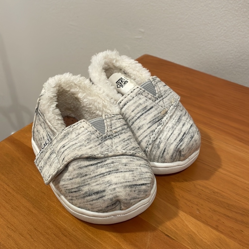 TOMS - Picture 3 of 4